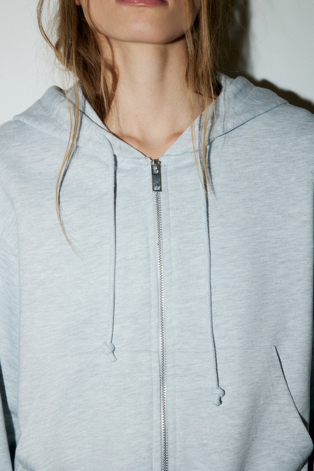 Худи-зипка укороченная с капюшоном - цвет серый - 5