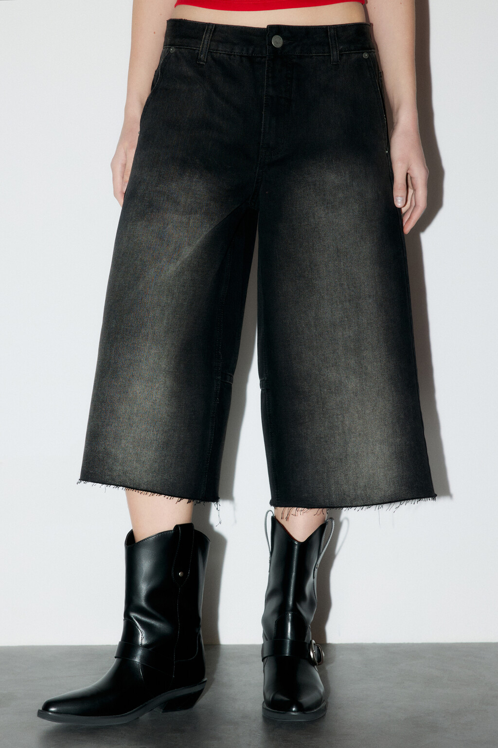 Шорты-бермуды джинсовые с открытыми срезами - цвет серый - 2