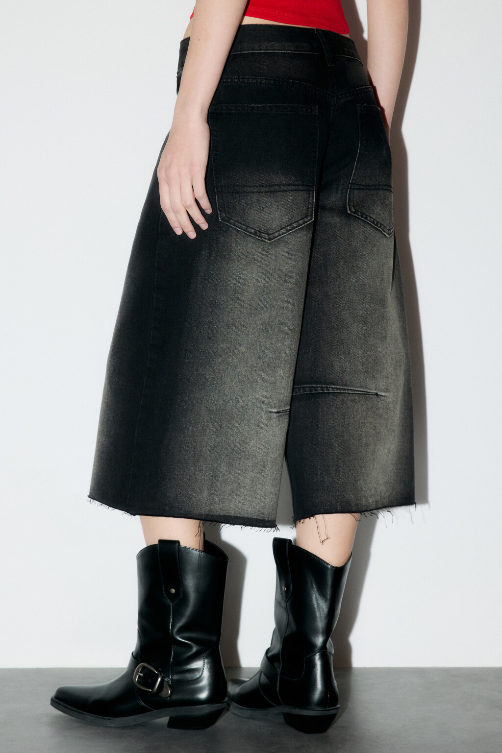 Шорты-бермуды джинсовые с открытыми срезами - цвет серый - 3