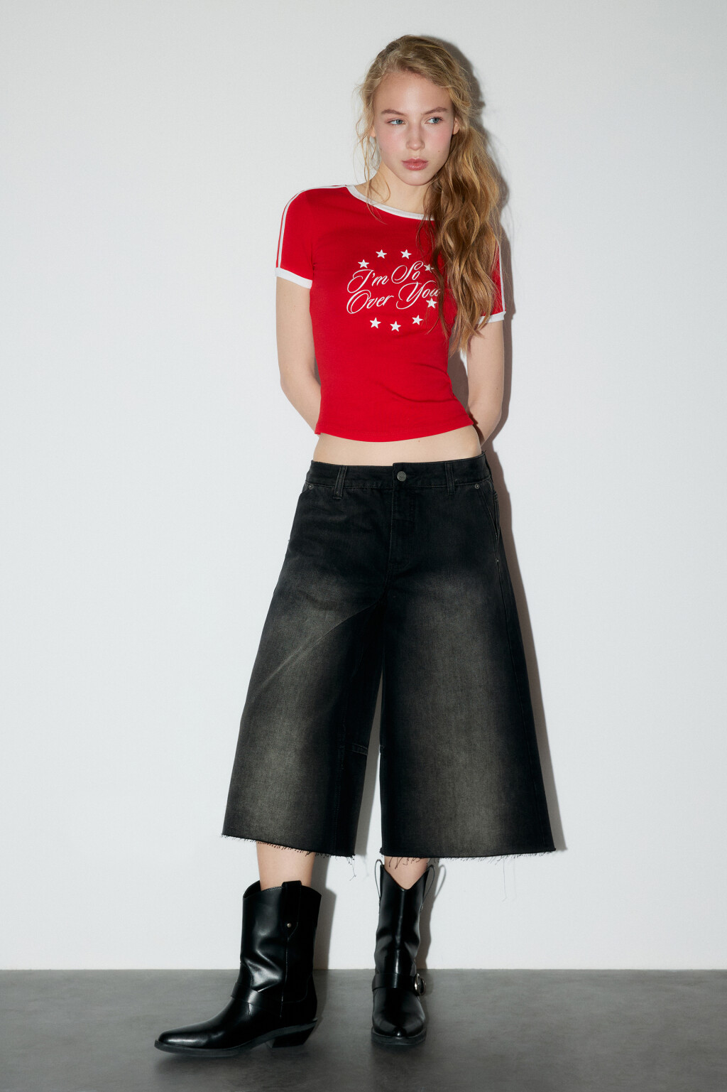 Шорты-бермуды джинсовые с открытыми срезами - цвет серый - 4