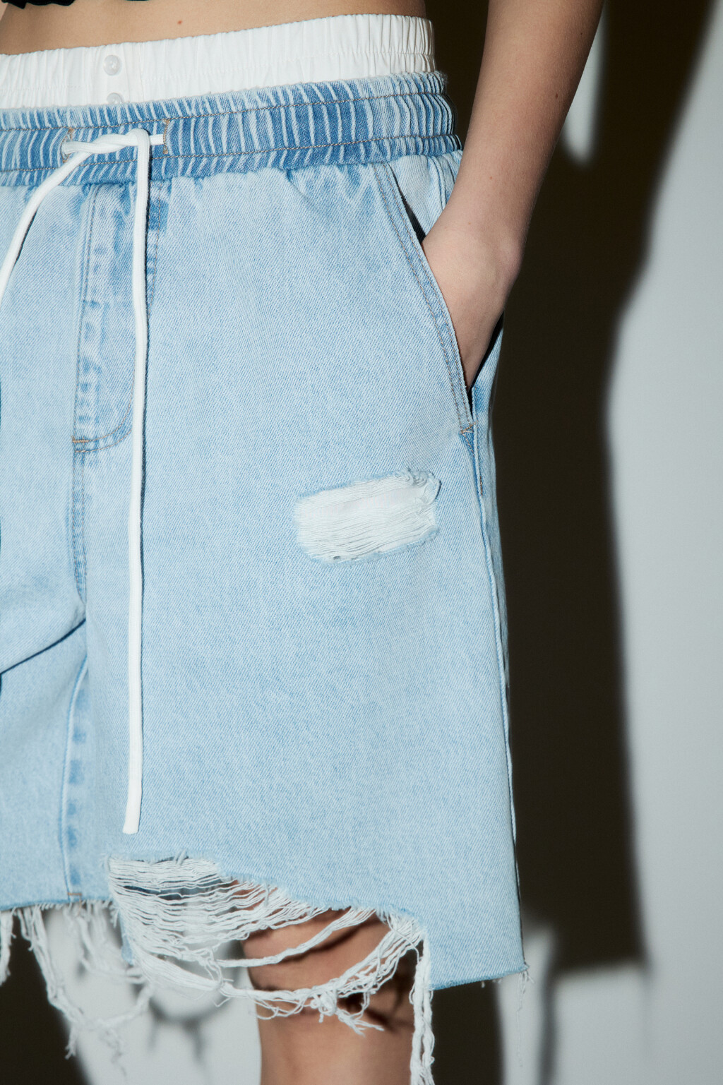 Шорты джинсовые рваные с бельевым поясом - цвет голубой - 7