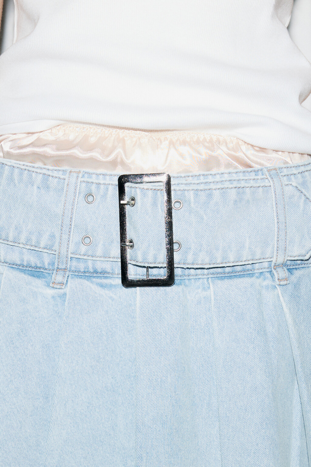 Юбка мини джинсовая в складку с ремнем - цвет голубой - 5