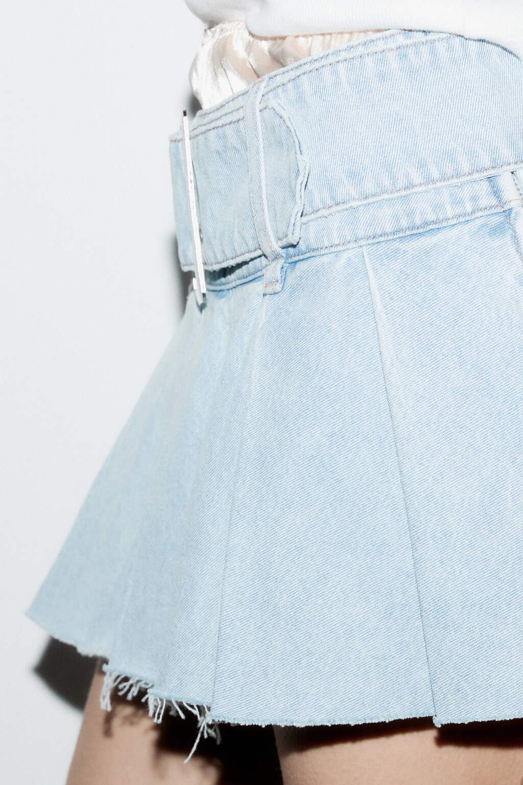Юбка мини джинсовая в складку с ремнем - цвет голубой - 6