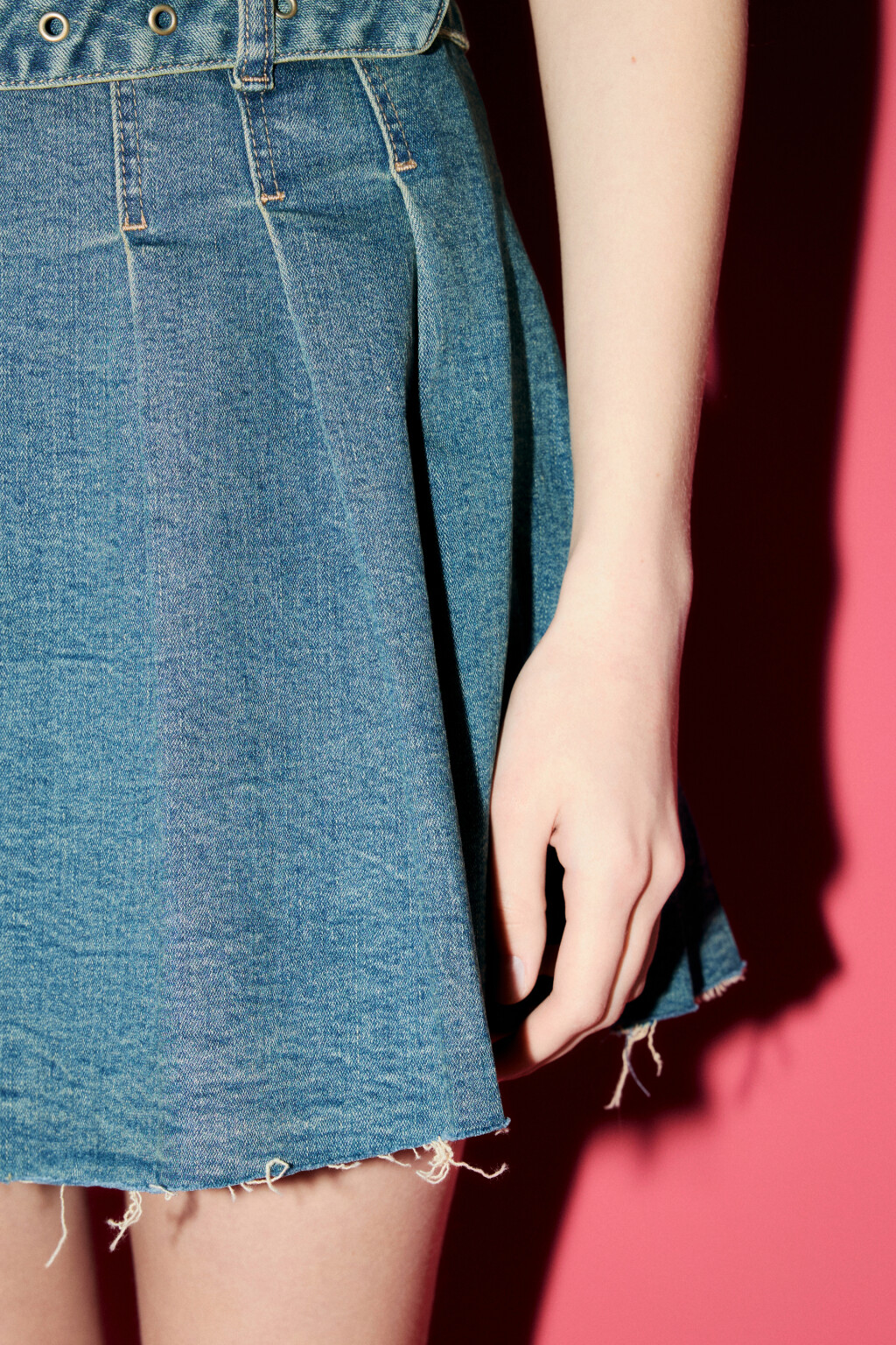 Платье-бандо мини джинсовое с ремнем - цвет синий - 7