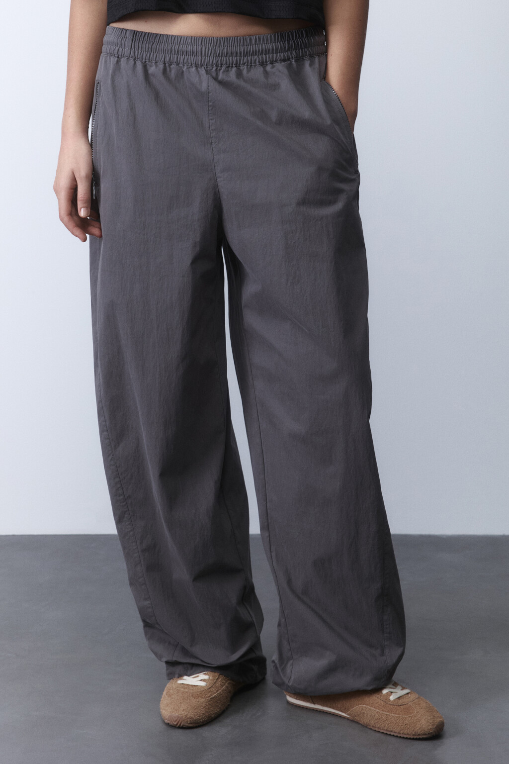 Брюки широкие текстильные с поясом-резинкой - цвет серый - 2