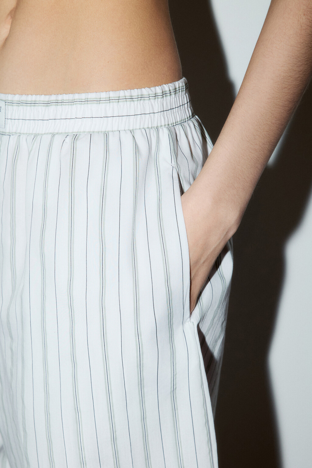 Шорты-бермуды хлопковые с принтом - цвет белый - 6