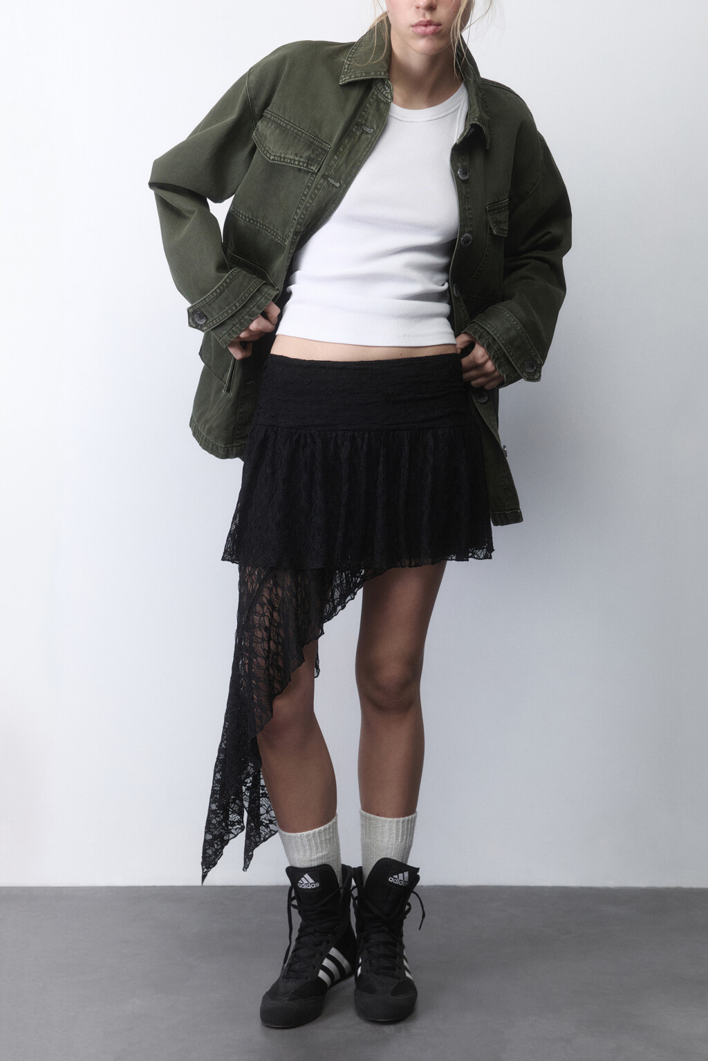 Юбка мини кружевная с асимметричным воланом - цвет черный - 1