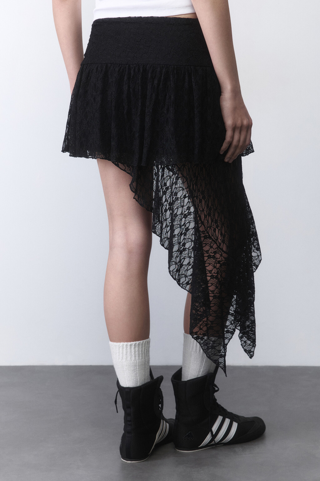 Юбка мини кружевная с асимметричным воланом - цвет черный - 3