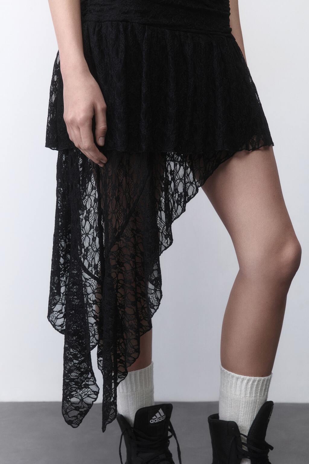 Юбка мини кружевная с асимметричным воланом - цвет черный - 6