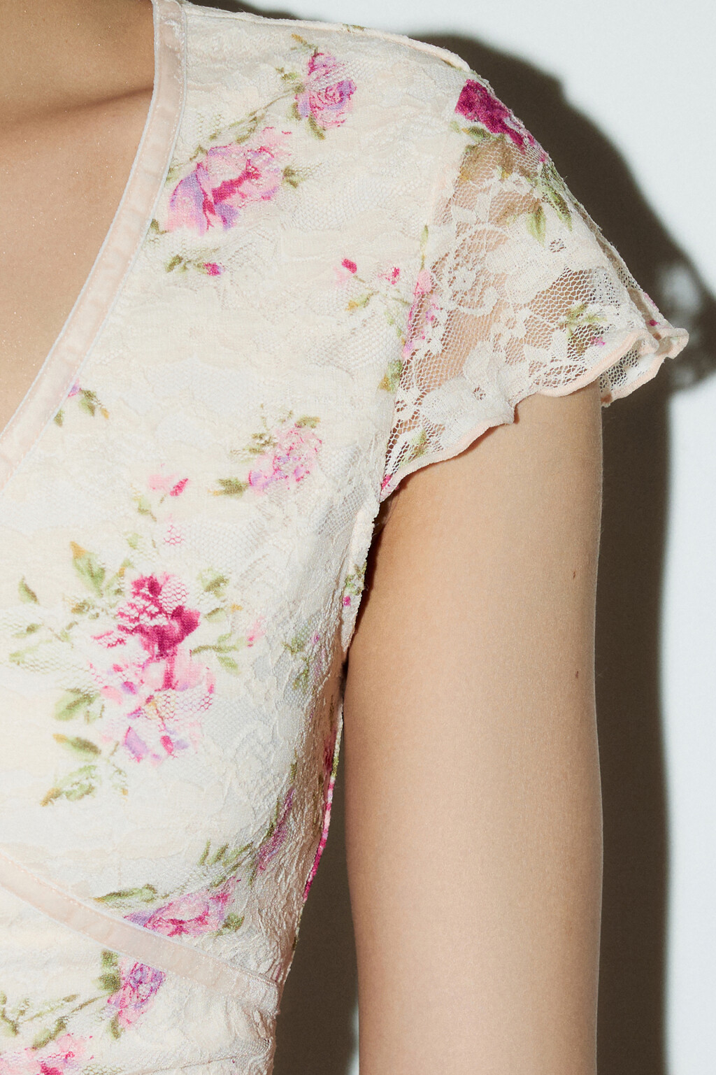 Платье мини с рукавами-крылышками - цвет бежевый - 7