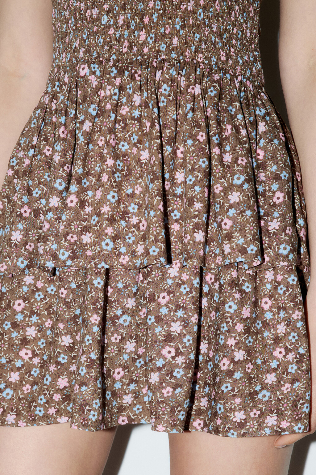 Платье-бандо мини вискозное с воланом - цвет мультиколор - 6