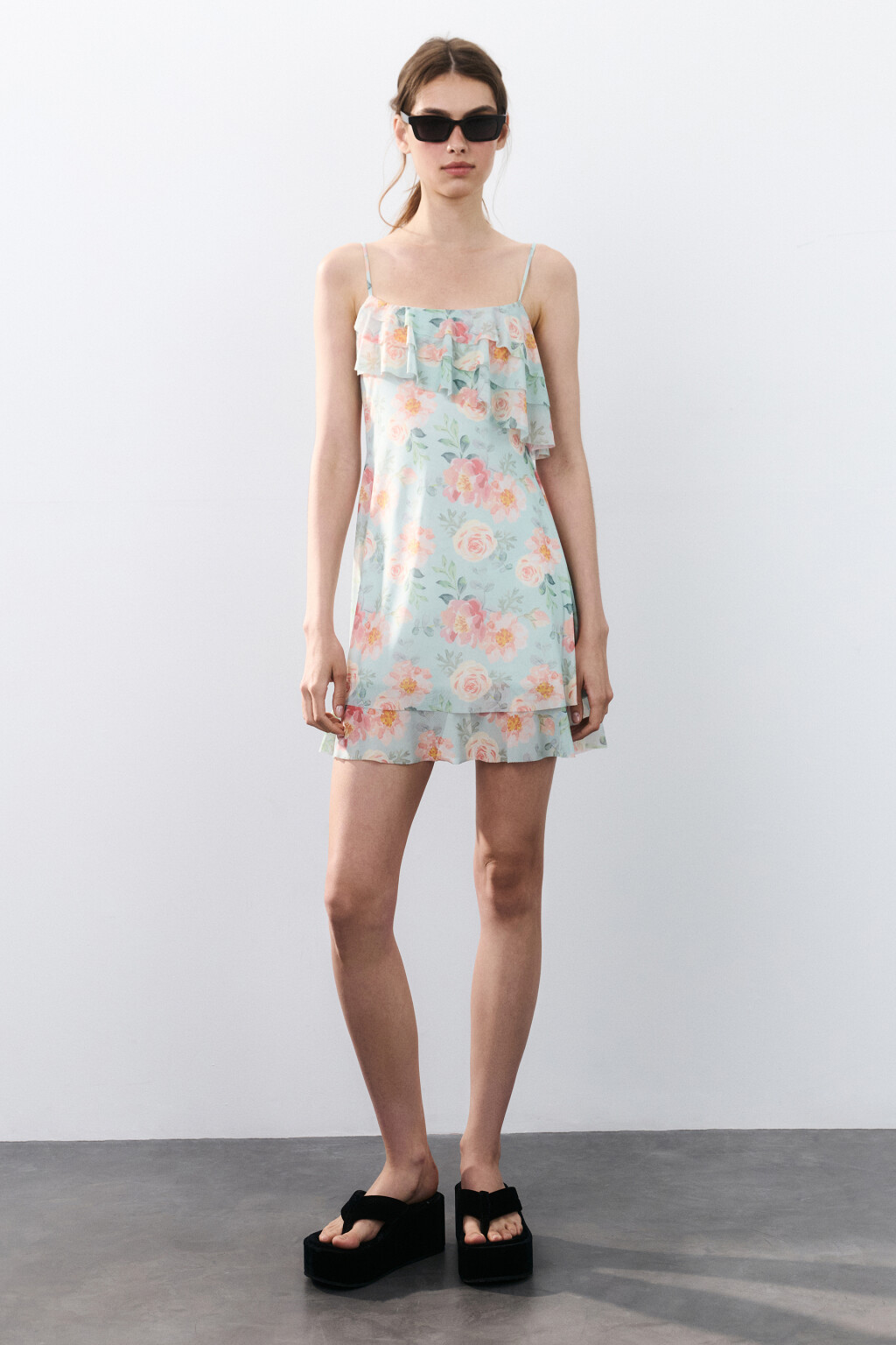 Платье мини с принтом и воланами - цвет мультиколор - 4