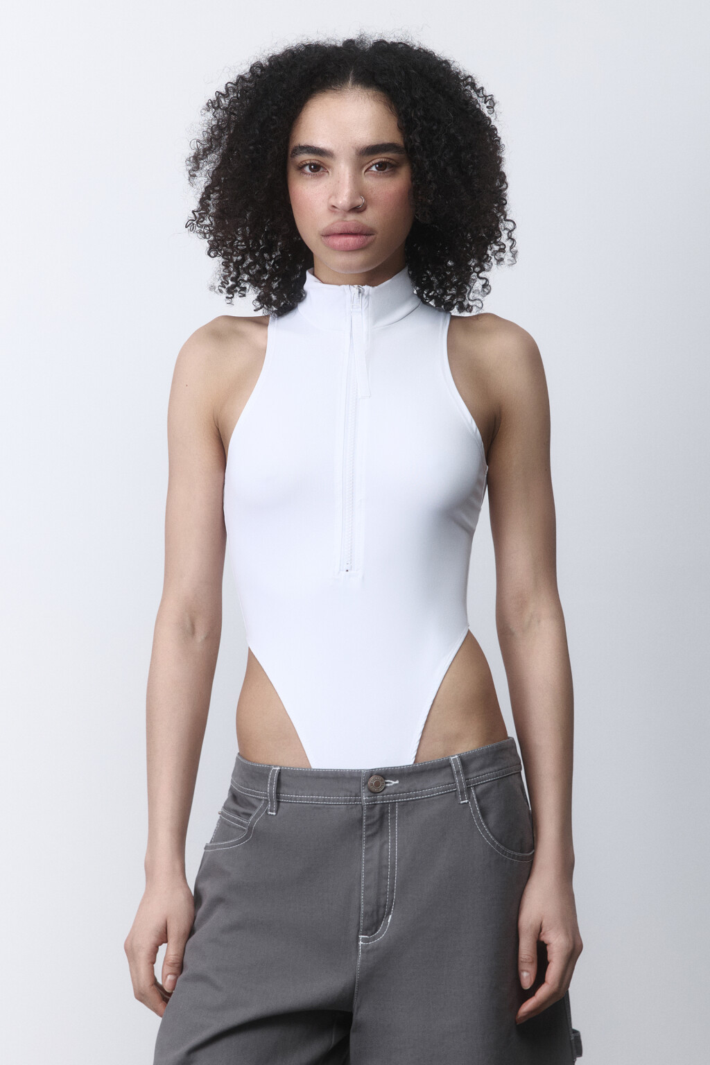 Боди облегающее с воротником на молнии - цвет белый - 2
