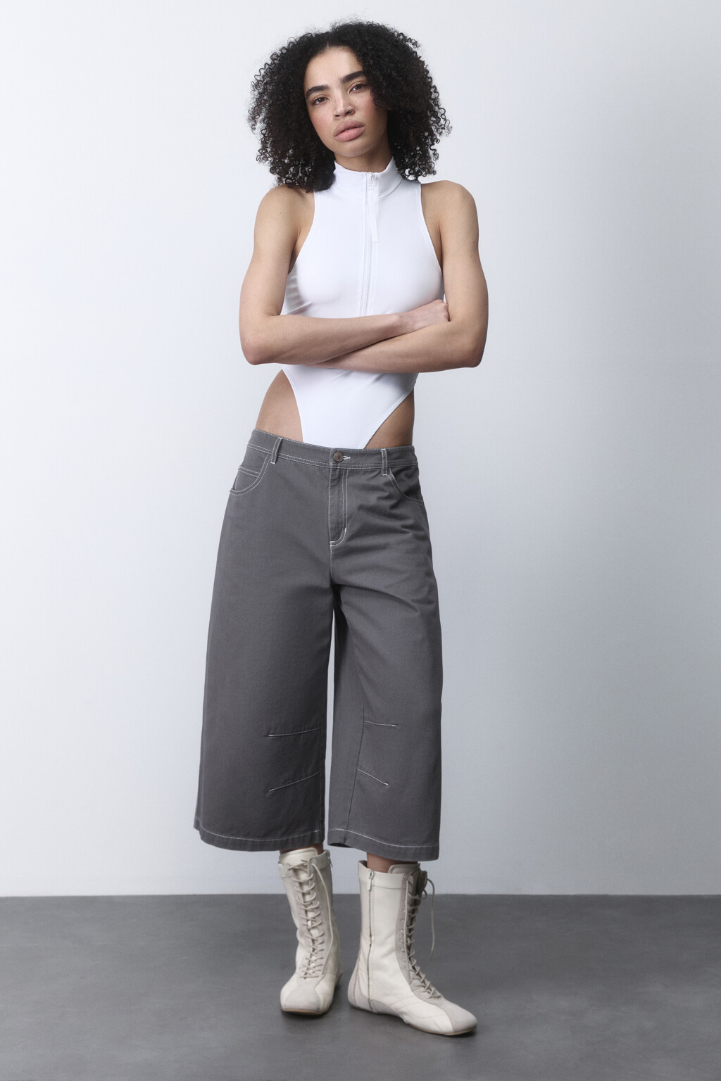 Боди облегающее с воротником на молнии - цвет белый - 4