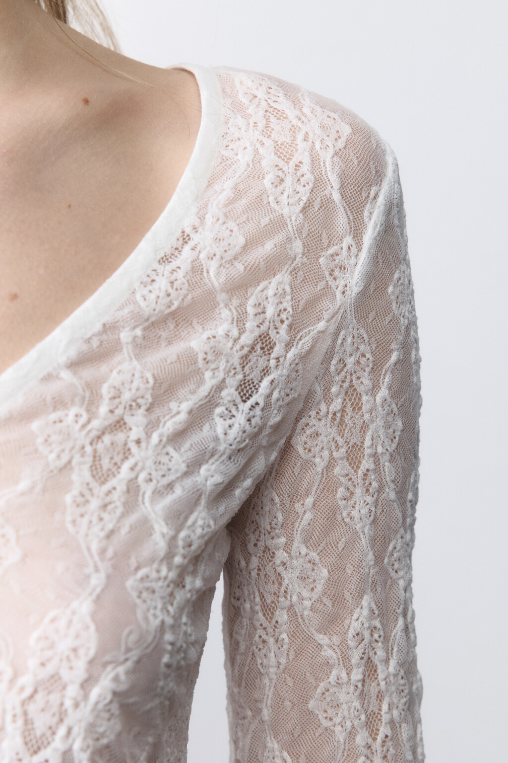 Лонгслив кружевной на пуговицах - цвет белый - 7