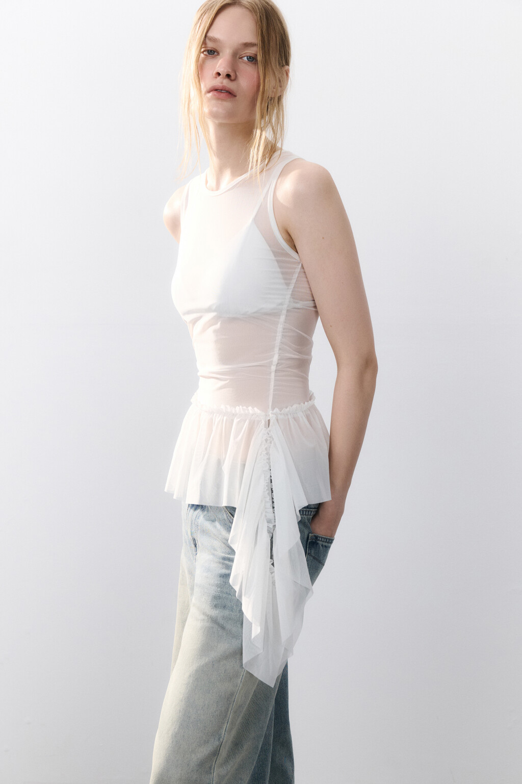 Топ из сетки с асимметричной баской - цвет белый - 1