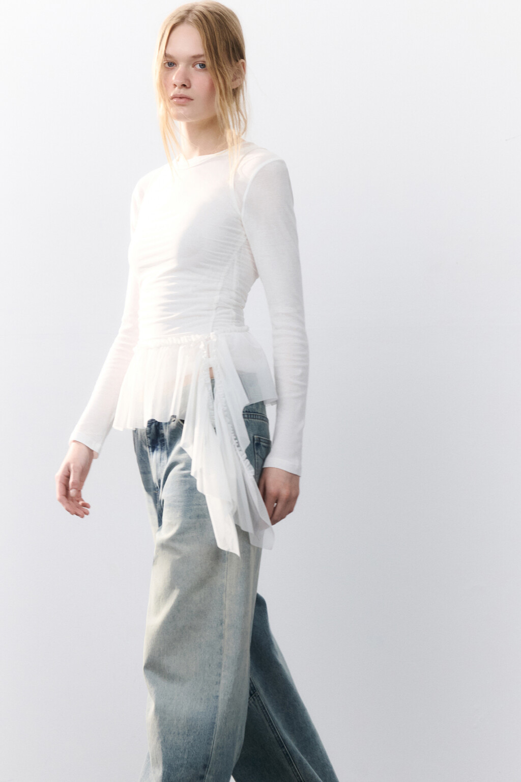 Топ из сетки с асимметричной баской - цвет белый - 2