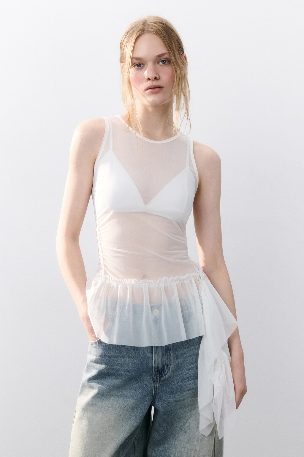 Топ из сетки с асимметричной баской - цвет белый - 3