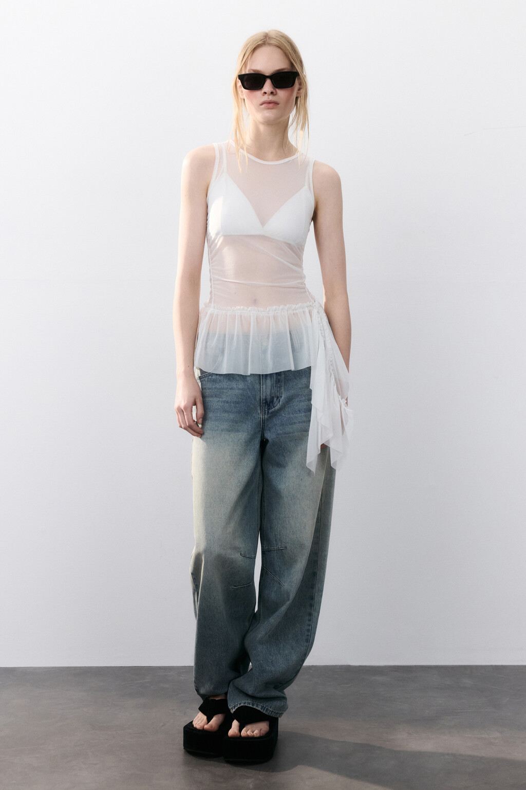 Топ из сетки с асимметричной баской - цвет белый - 5