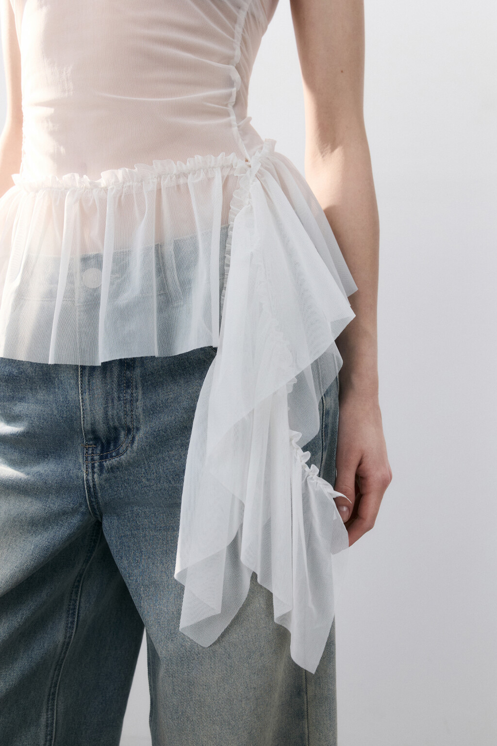 Топ из сетки с асимметричной баской - цвет белый - 6