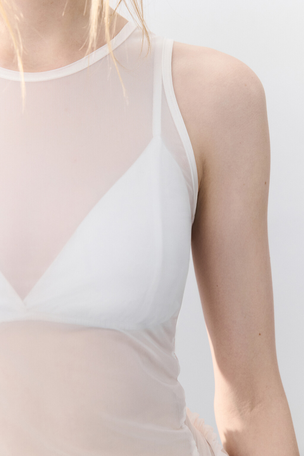 Топ из сетки с асимметричной баской - цвет белый - 7