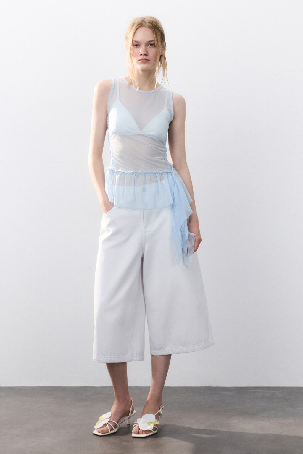 Топ из сетки с асимметричной баской - цвет голубой - 4