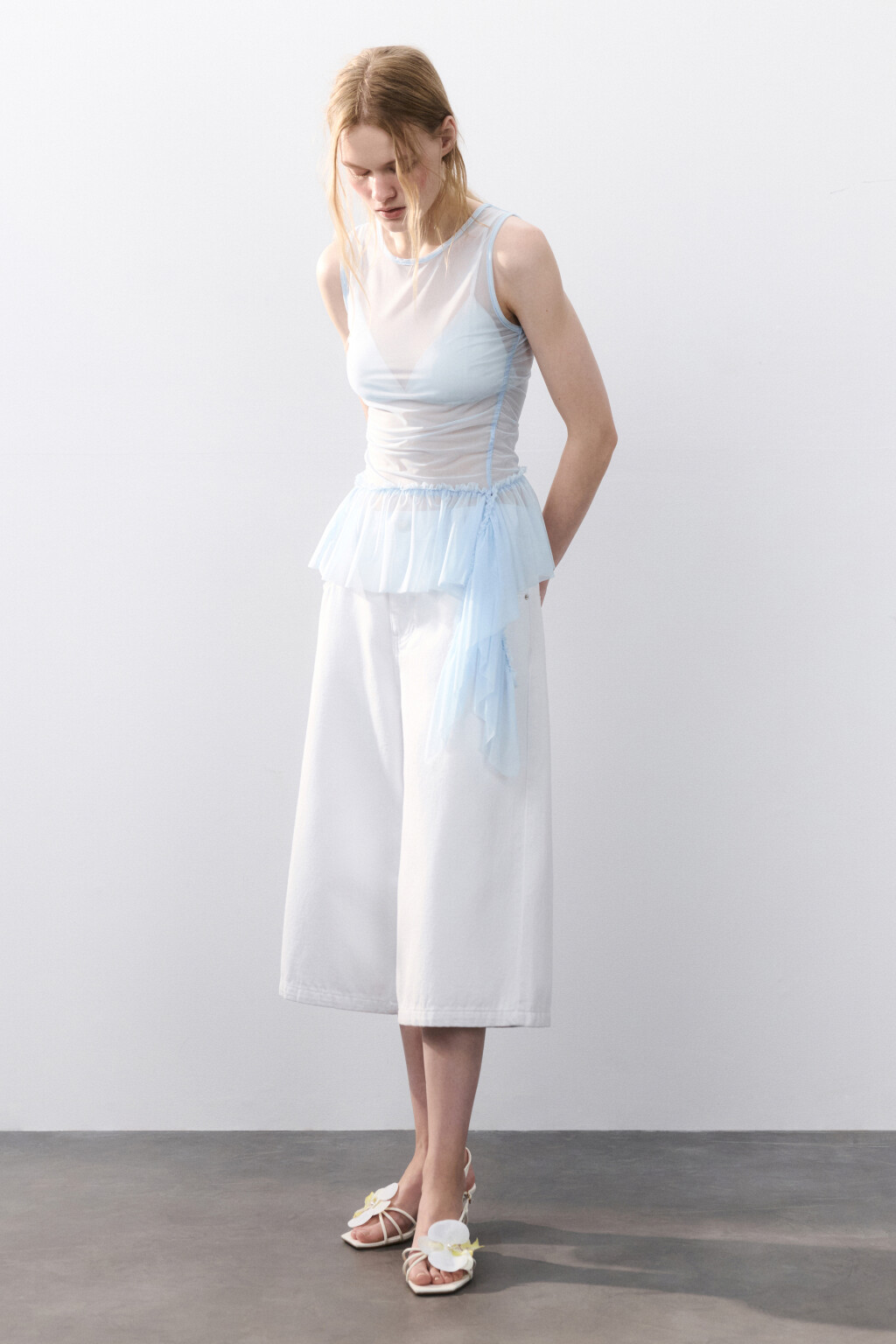 Топ из сетки с асимметричной баской - цвет голубой - 5