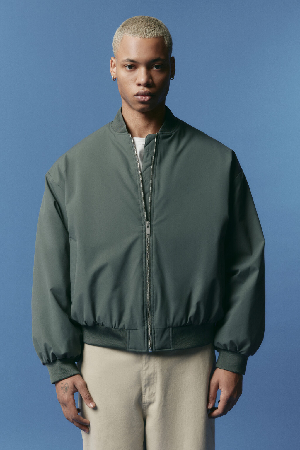 Куртка-бомбер короткая на утеплителе - цвет зеленый - 2