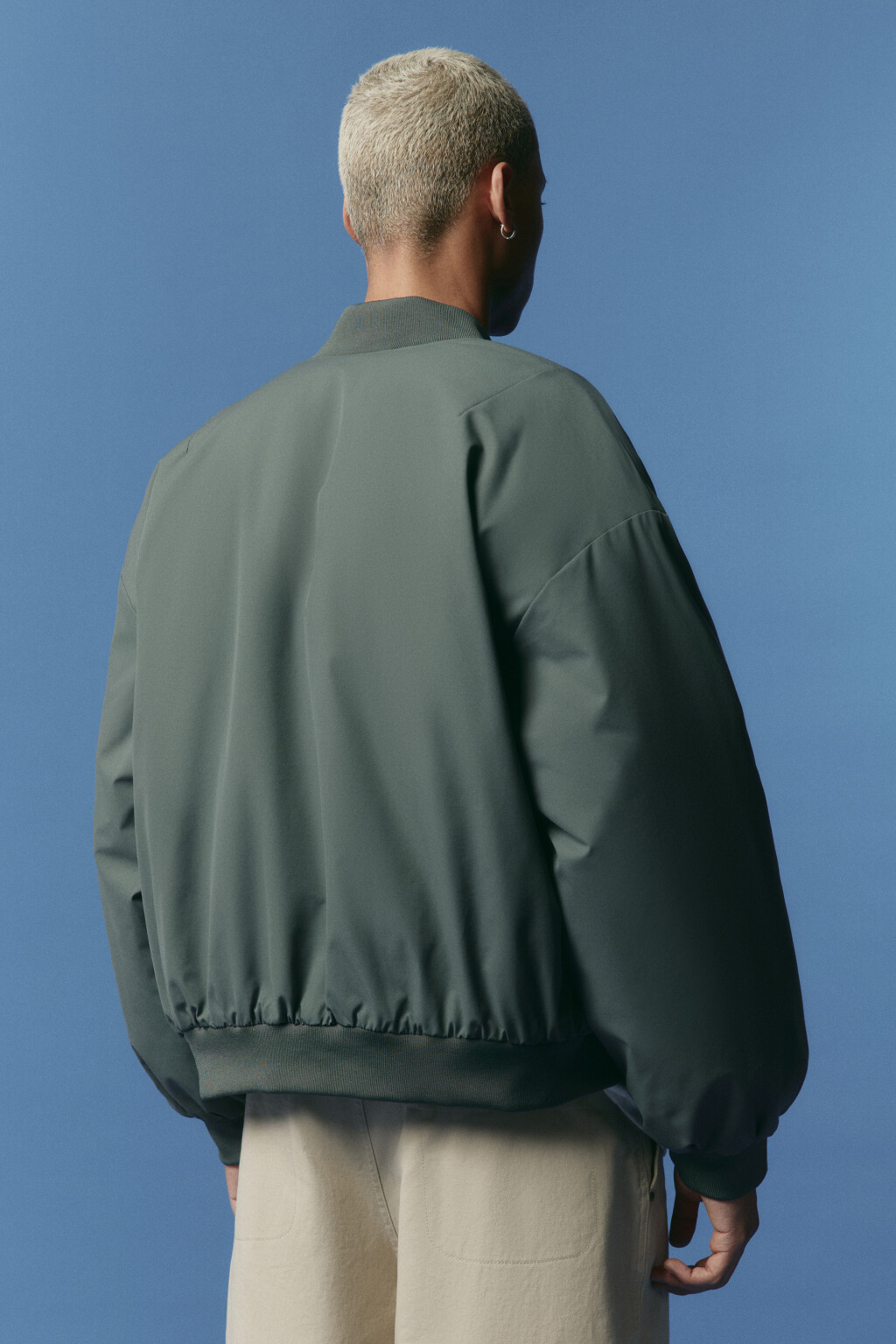 Куртка-бомбер короткая на утеплителе - цвет зеленый - 3