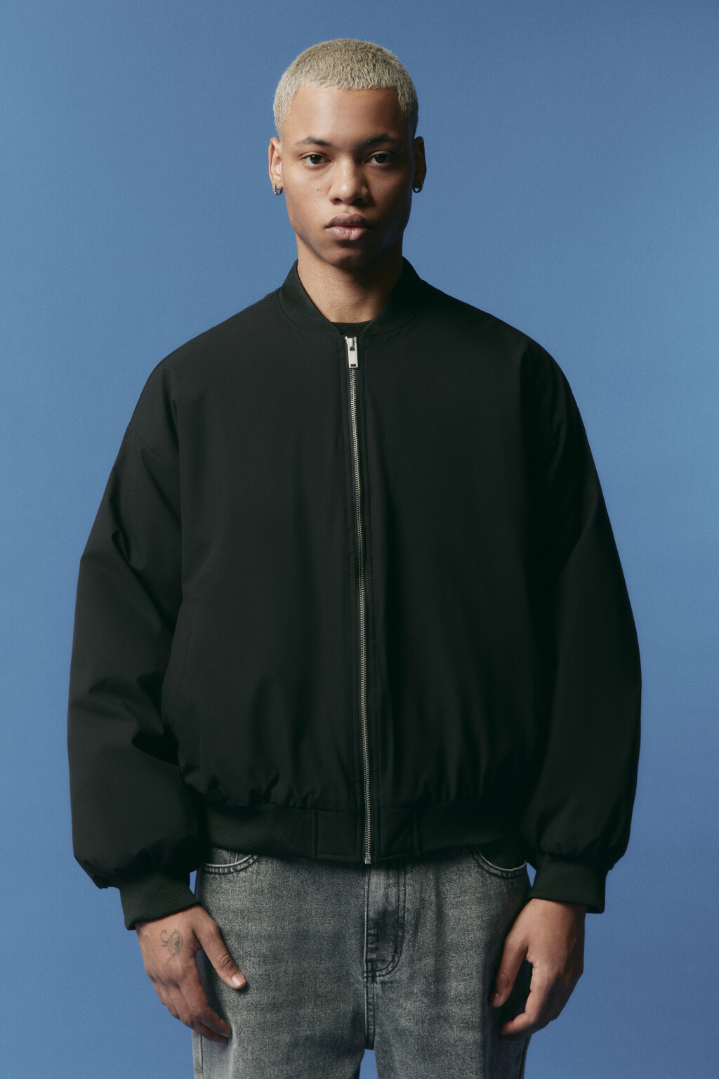 Куртка-бомбер короткая на утеплителе - цвет черный - 2