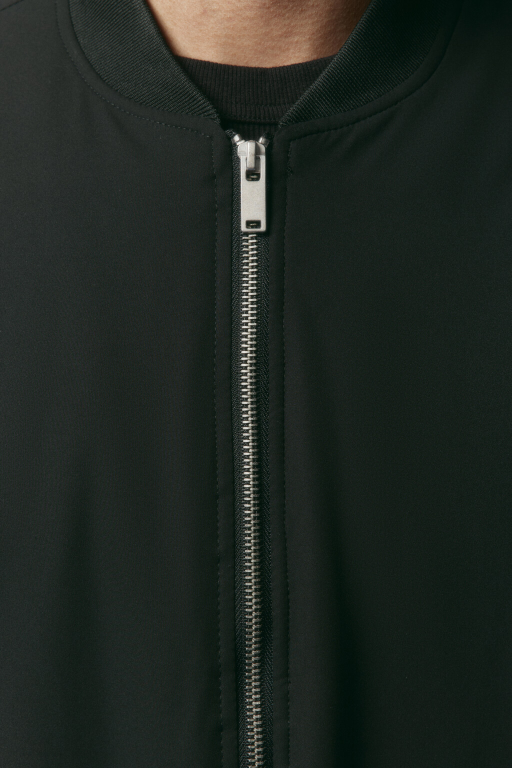 Куртка-бомбер короткая на утеплителе - цвет черный - 5