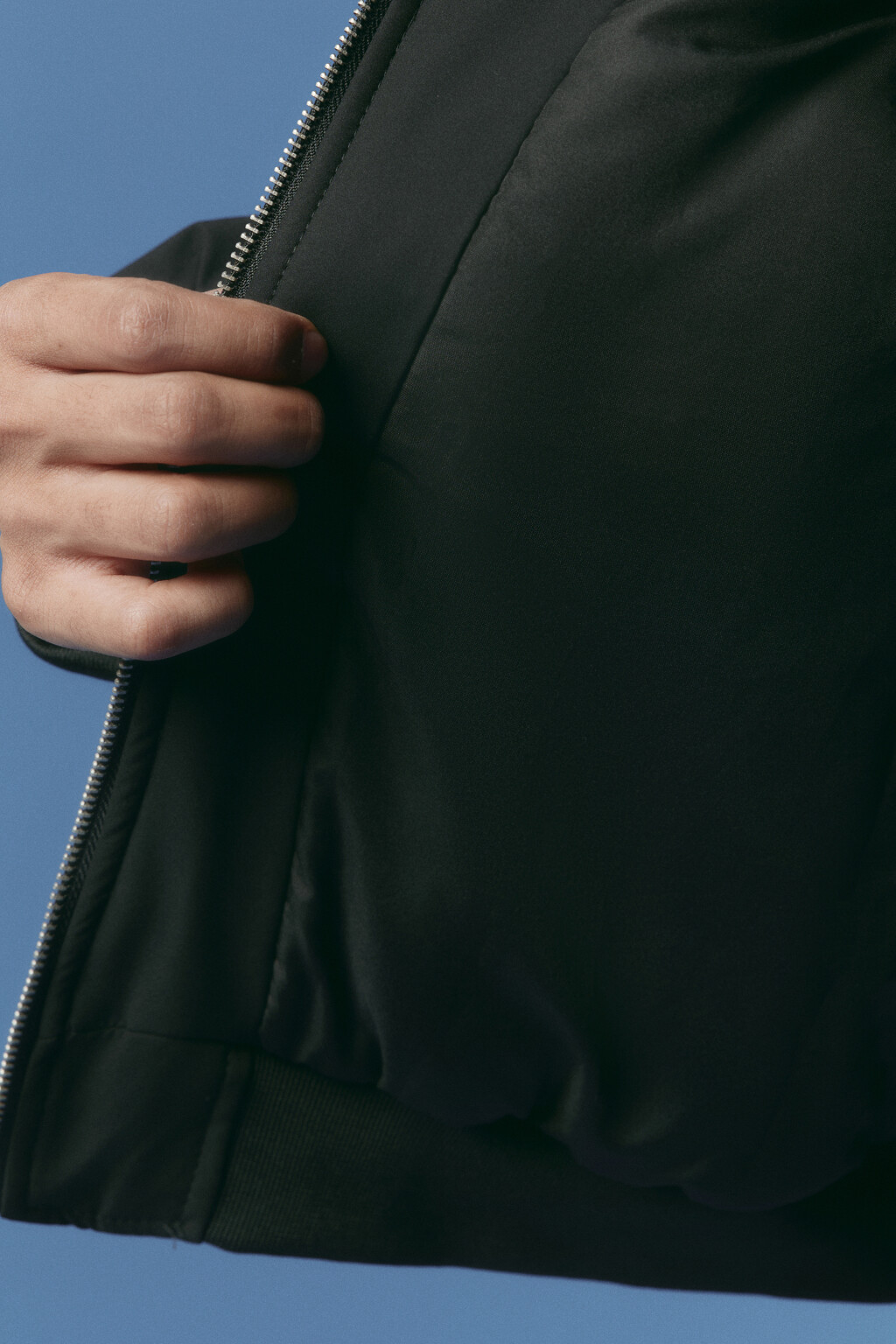 Куртка-бомбер короткая на утеплителе - цвет черный - 7