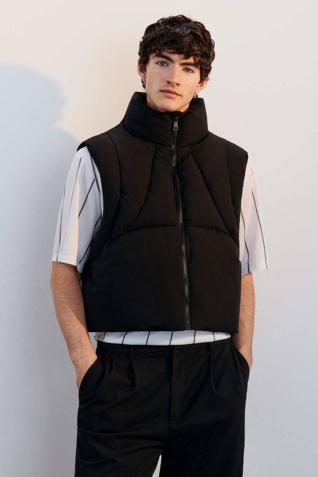 Жилет стеганый утепленный с утяжками по низу - цвет черный - 2