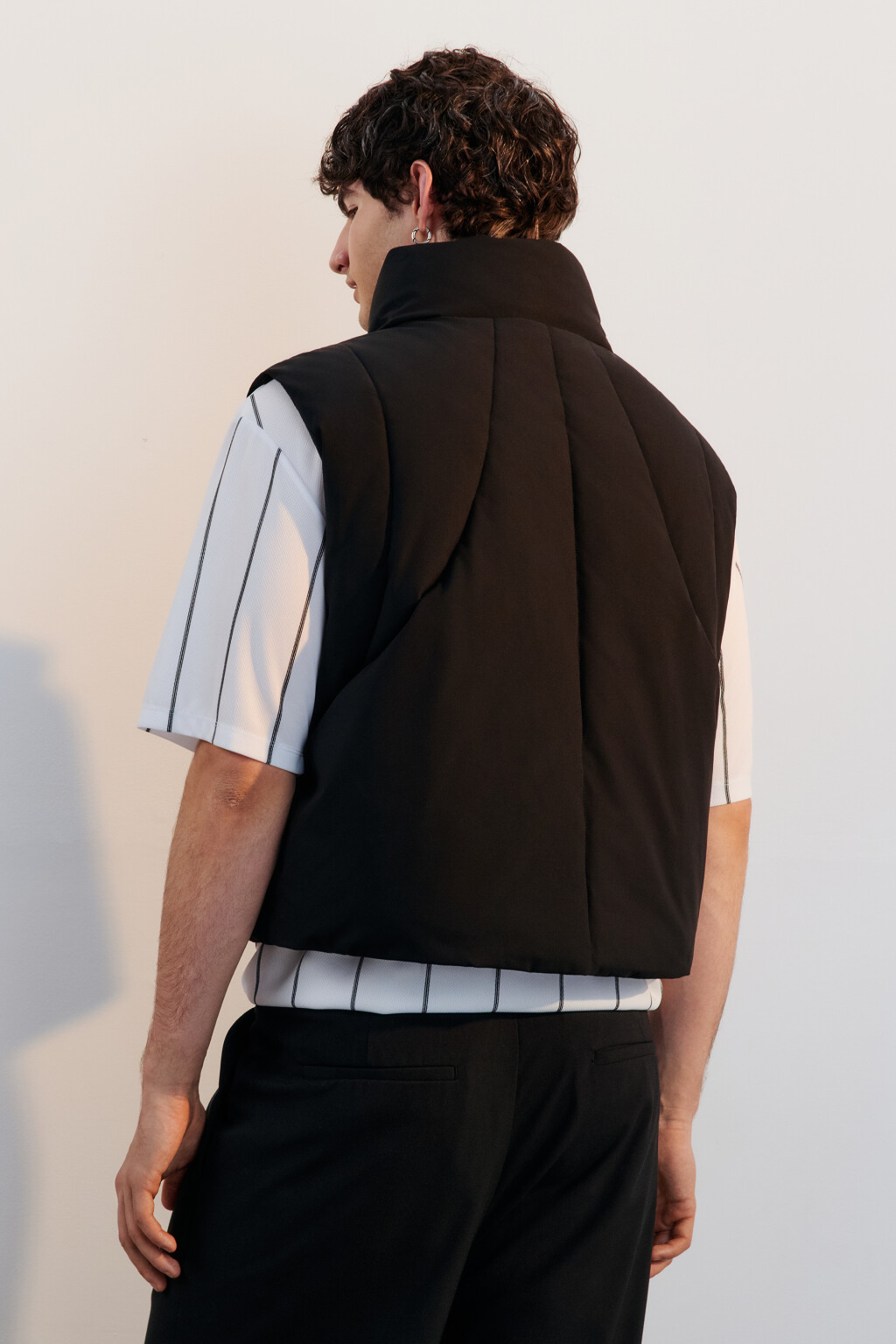 Жилет стеганый утепленный с утяжками по низу - цвет черный - 3