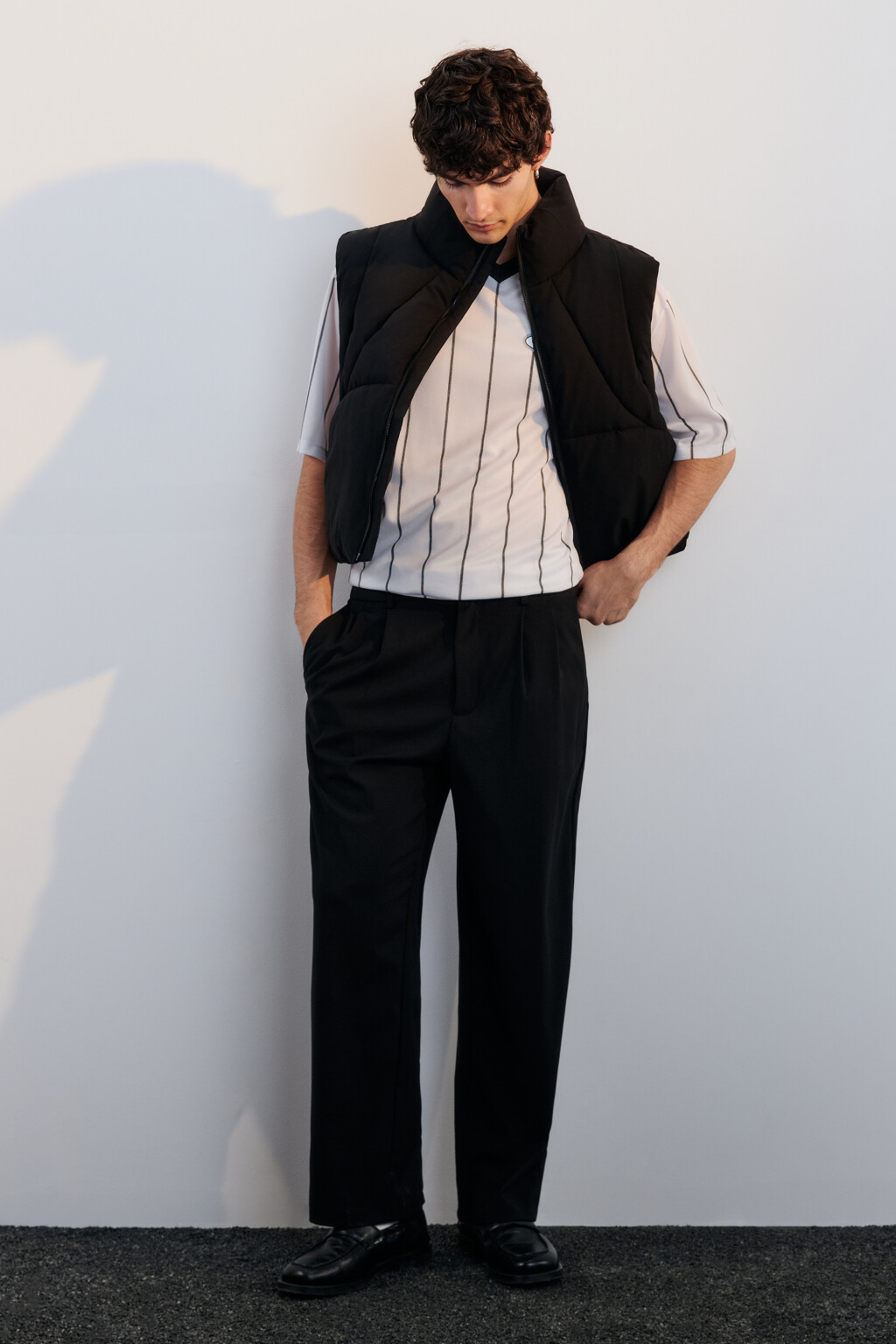 Жилет стеганый утепленный с утяжками по низу - цвет черный - 4