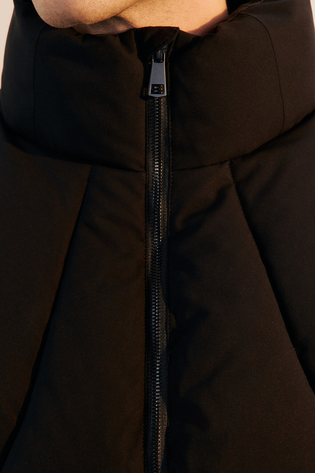 Жилет стеганый утепленный с утяжками по низу - цвет черный - 5