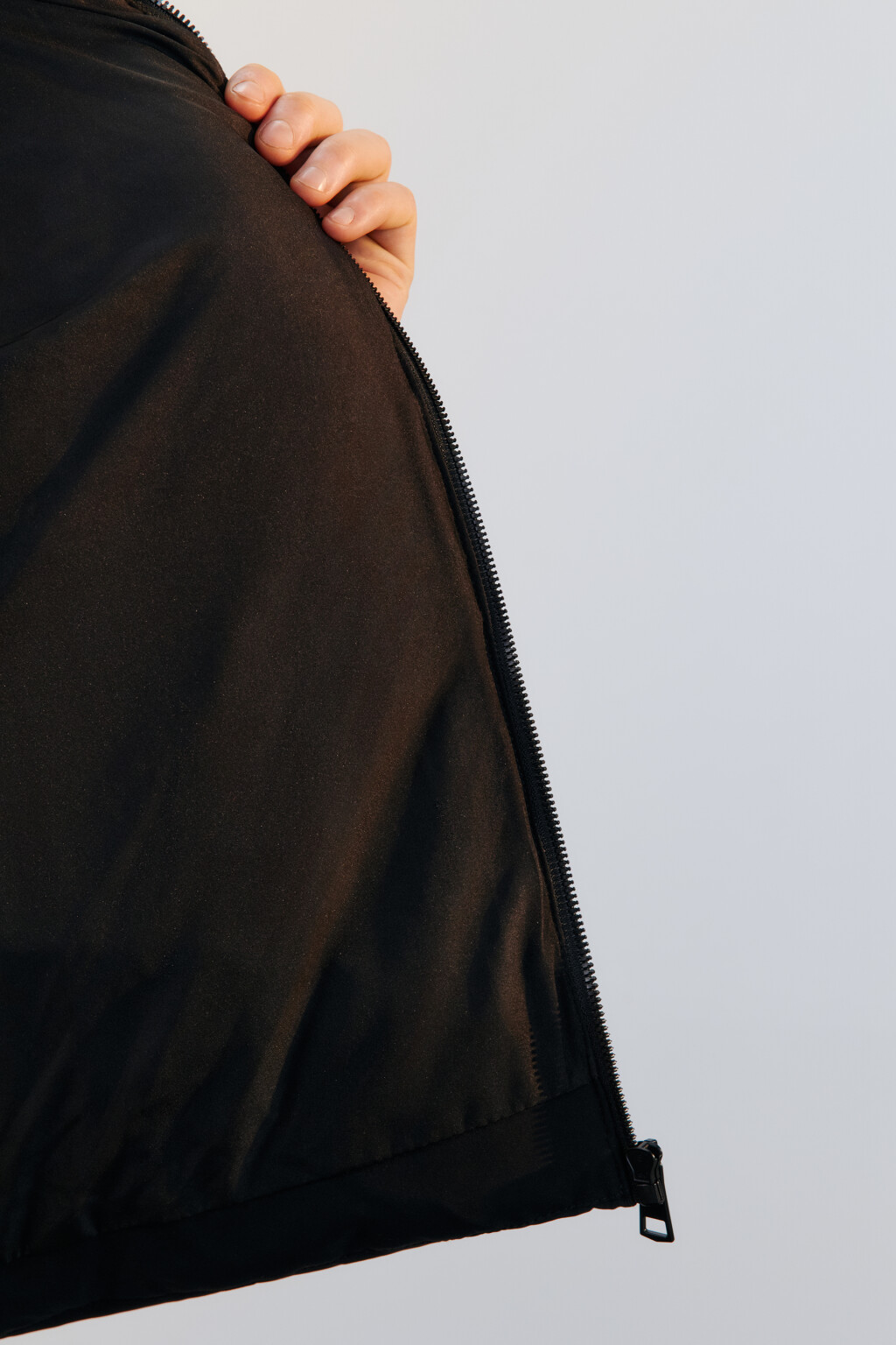 Жилет стеганый утепленный с утяжками по низу - цвет черный - 7