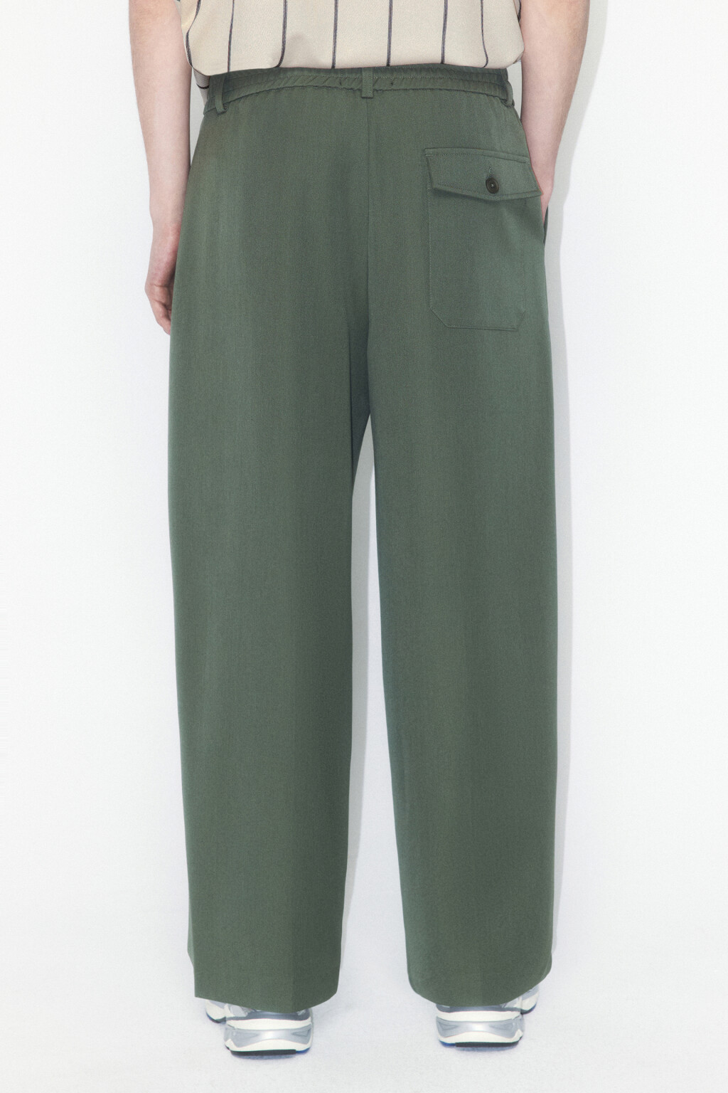 Брюки-бананы костюмные с резинкой на поясе - цвет зеленый - 3