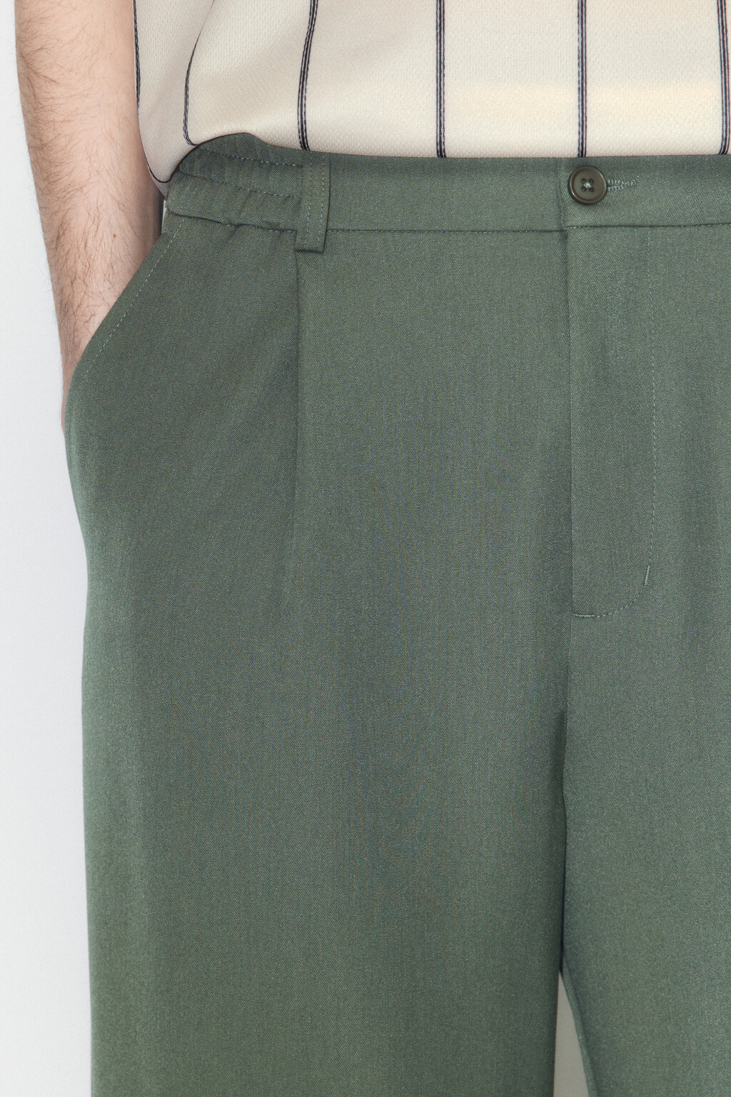 Брюки-бананы костюмные с резинкой на поясе - цвет зеленый - 6