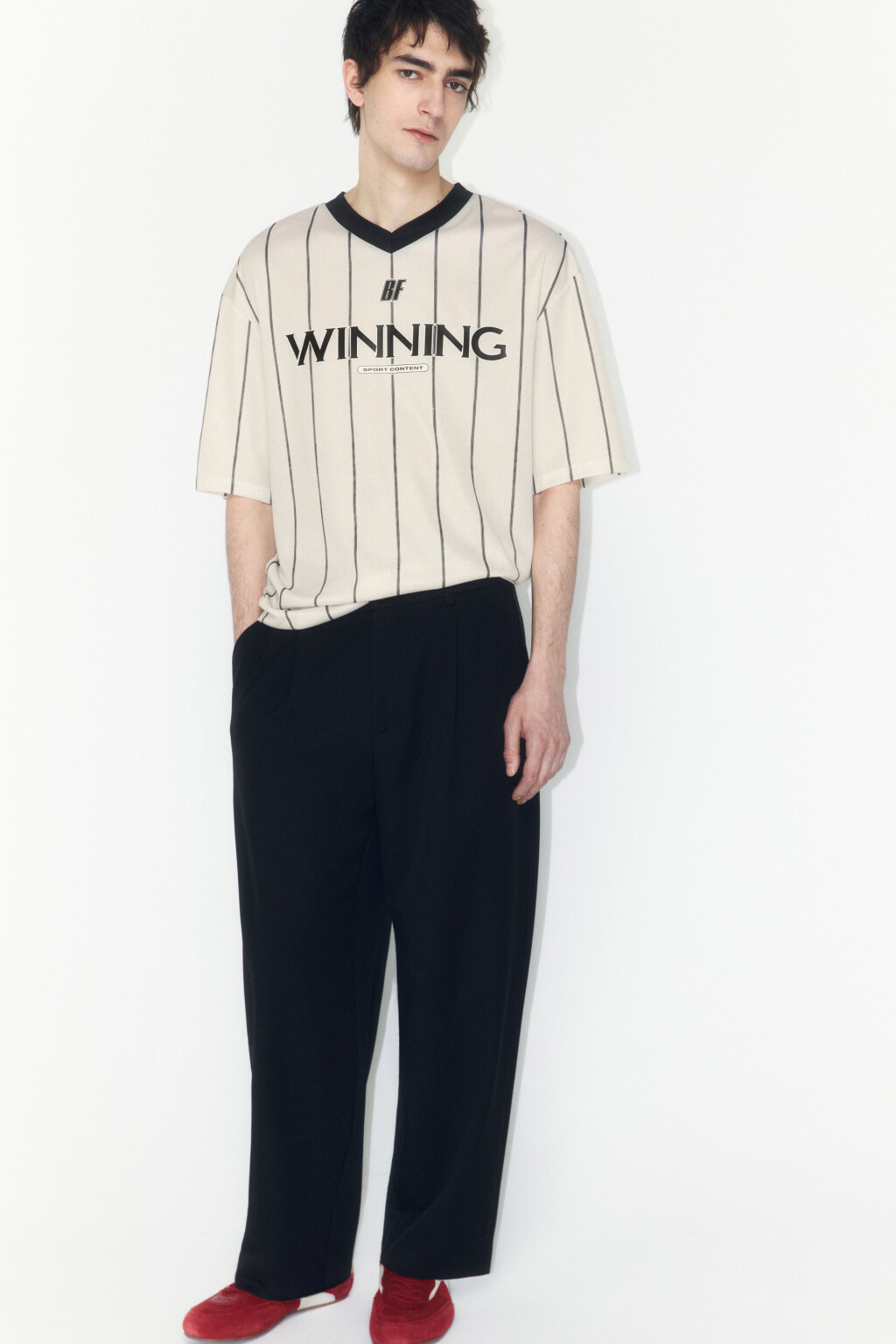 Брюки-бананы костюмные с резинкой на поясе - цвет черный - 3