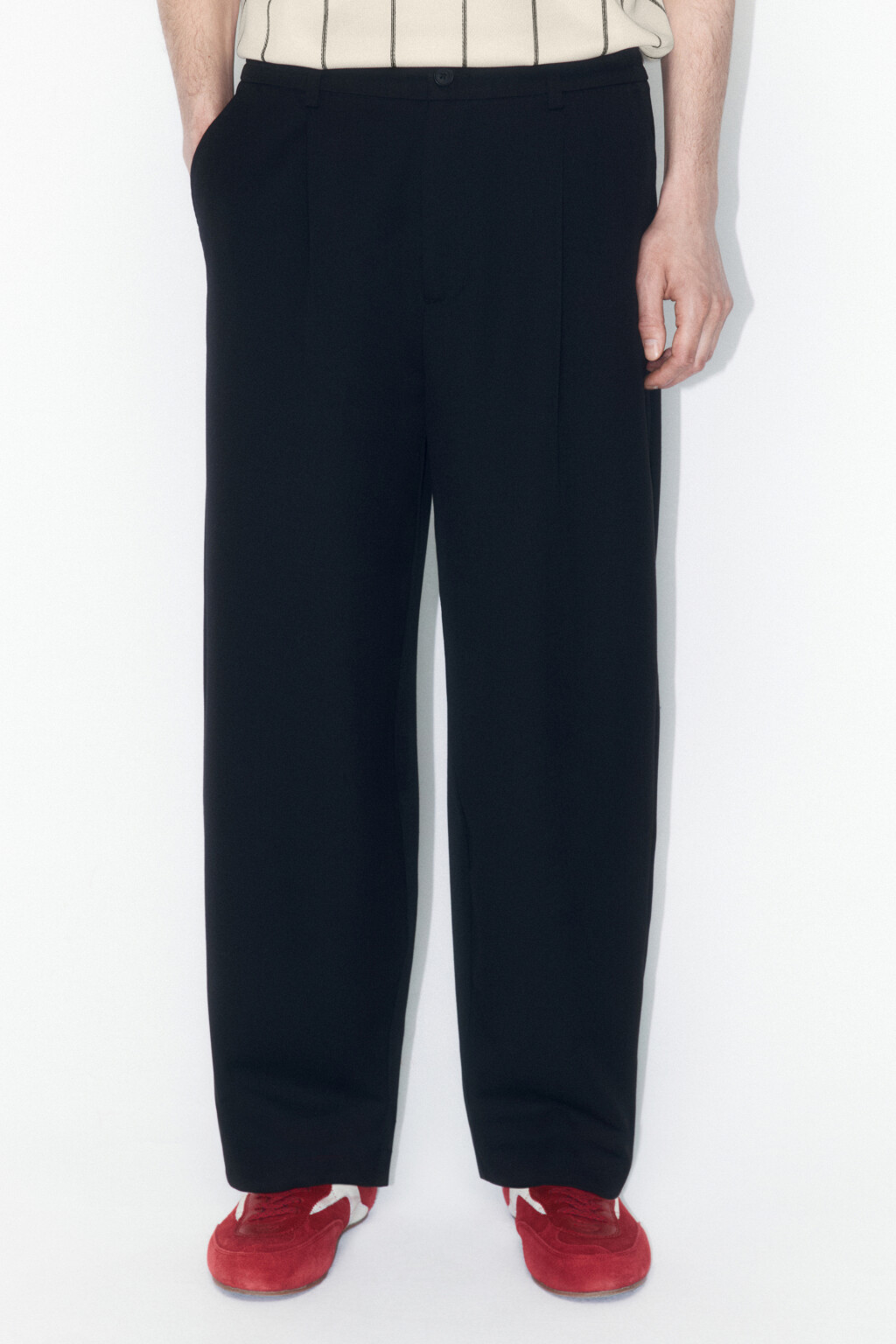 Брюки-бананы костюмные с резинкой на поясе - цвет черный - 1