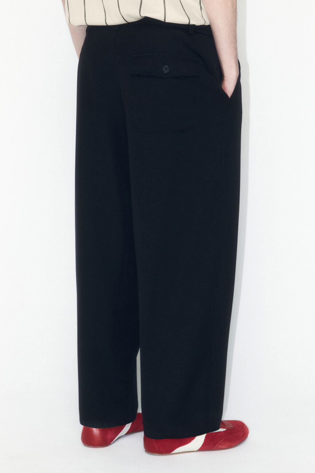 Брюки-бананы костюмные с резинкой на поясе - цвет черный - 4