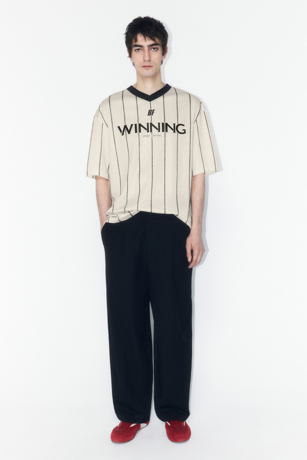 Брюки-бананы костюмные с резинкой на поясе - цвет черный - 5