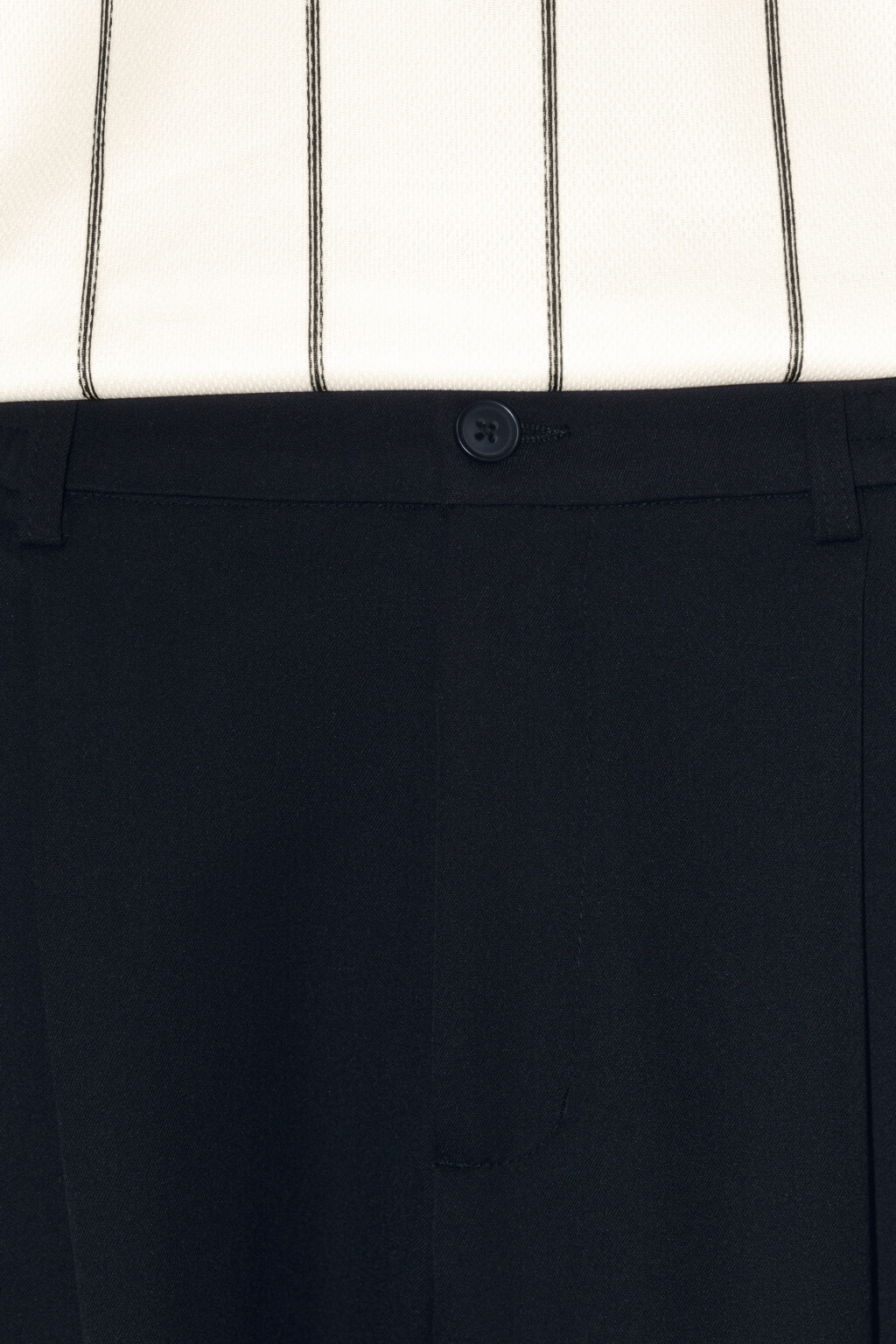 Брюки-бананы костюмные с резинкой на поясе - цвет черный - 6