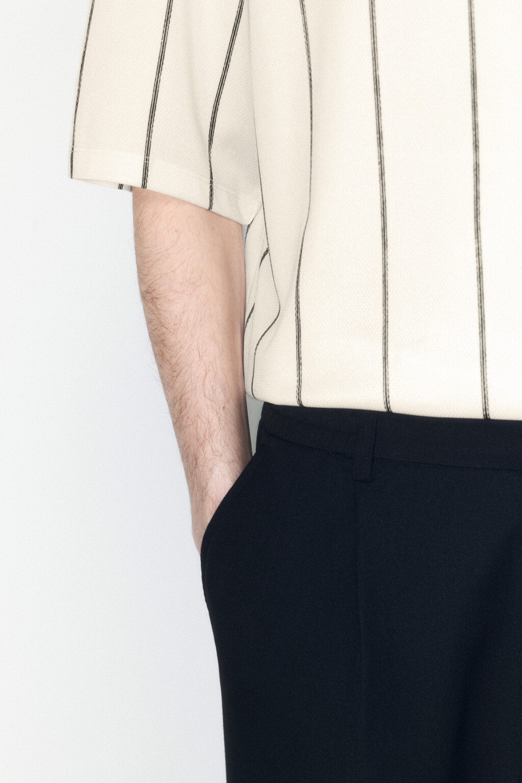 Брюки-бананы костюмные с резинкой на поясе - цвет черный - 7