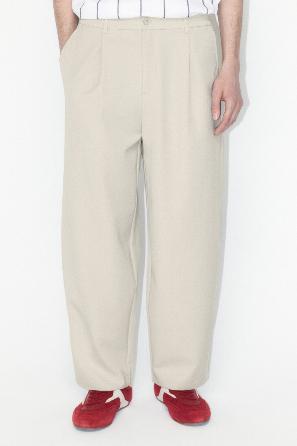 Брюки-бананы костюмные с резинкой на поясе - цвет бежевый - 3