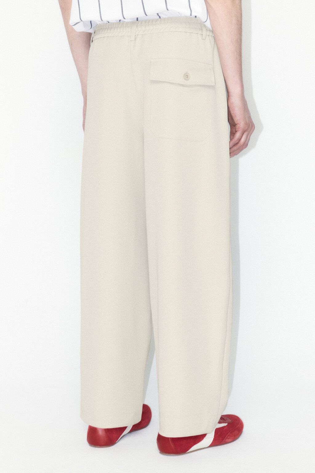 Брюки-бананы костюмные с резинкой на поясе - цвет бежевый - 4