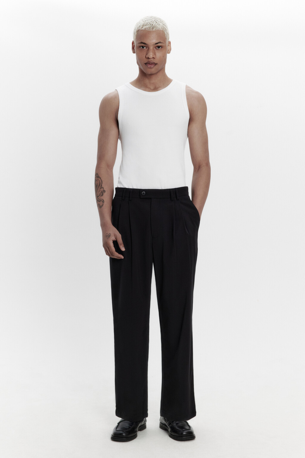 Брюки костюмные с защипами на поясе - цвет черный - 4