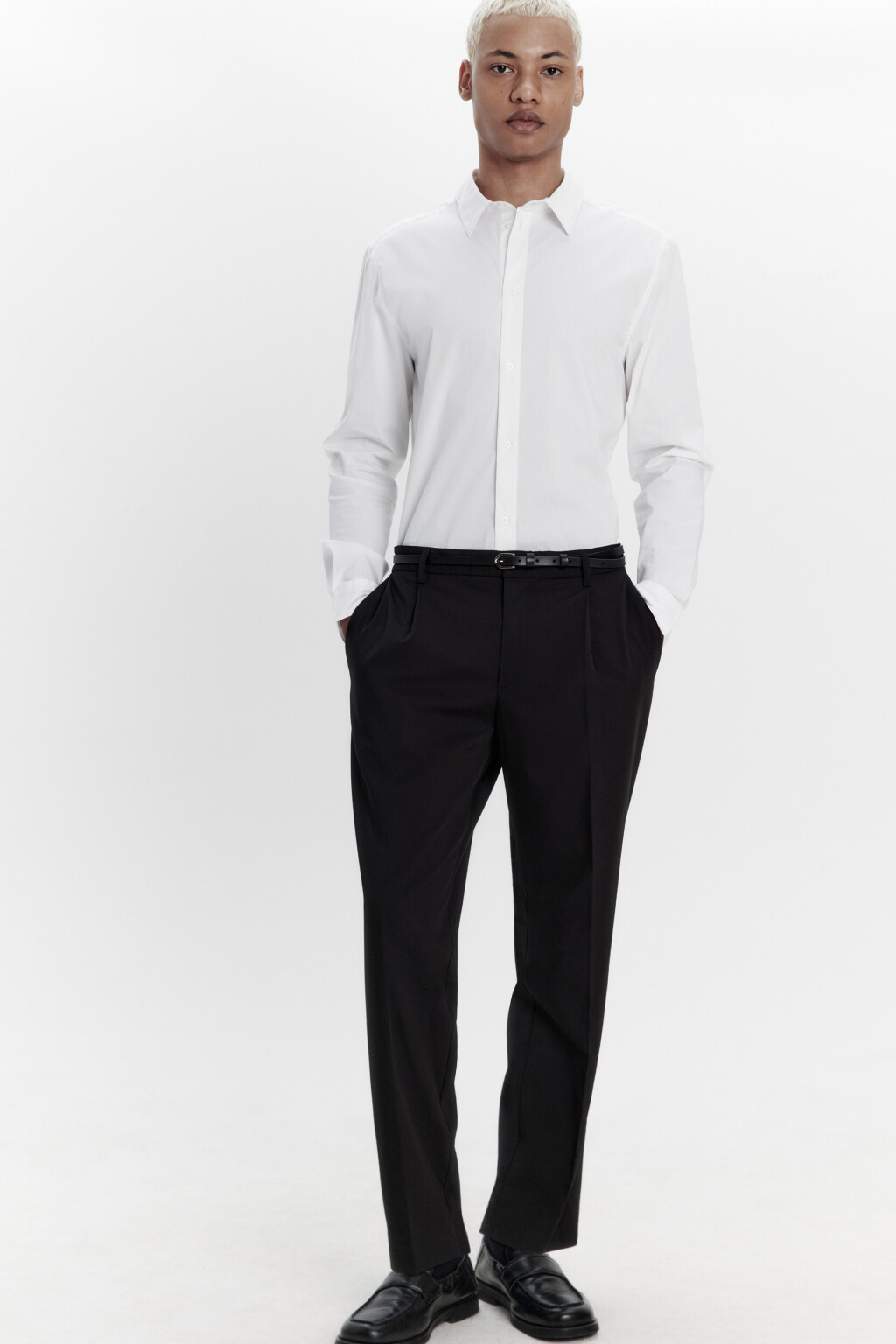 Брюки костюмные со складками на поясе - цвет черный - 1