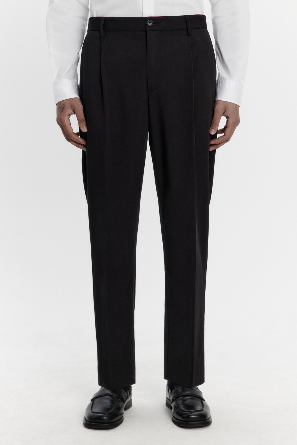 Брюки костюмные со складками на поясе - цвет черный - 2